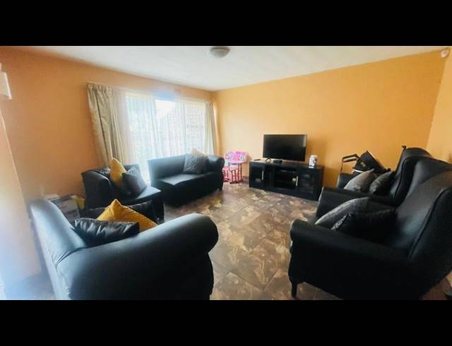 3 BEDROOM TOWNHOUSE FOR SALE IN VANDERBIJLPARK CE 3